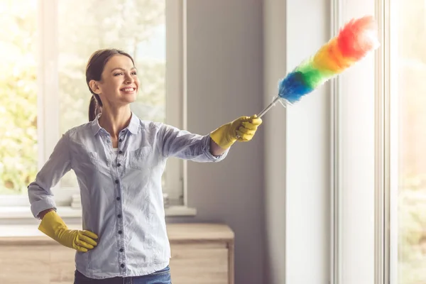 Mulher limpando sua casa — Fotografia de Stock