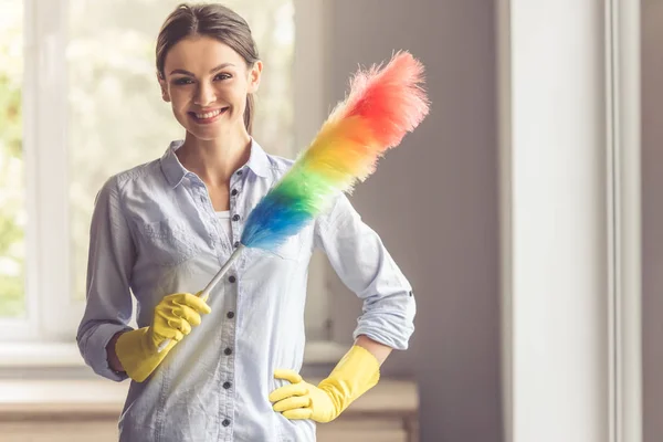 Mujer limpiando su casa — Foto de Stock