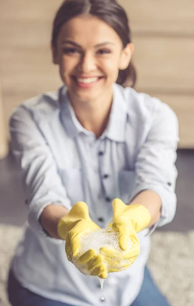 Vrouw haar huis reinigen — Stockfoto