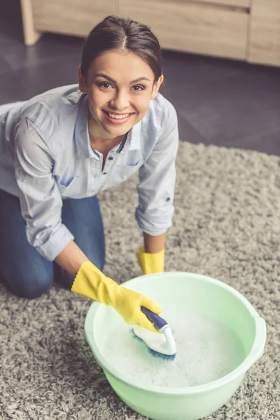 Donna pulizia la sua casa — Foto Stock