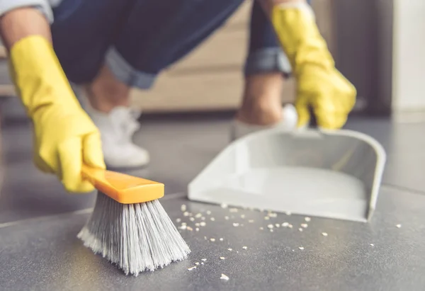 Vrouw haar huis reinigen — Stockfoto