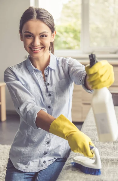 女人清洗她的房子 — 图库照片