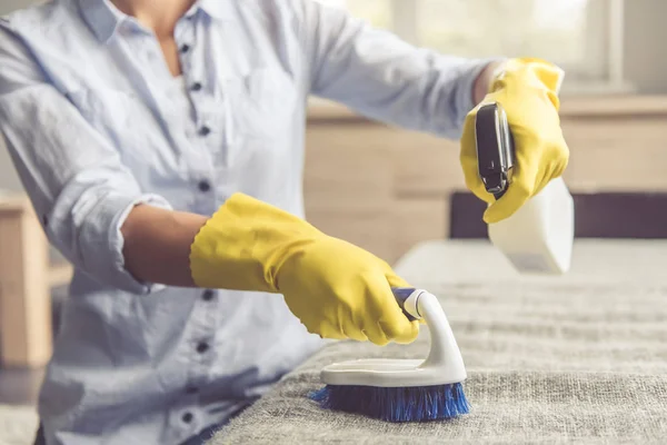 그녀의 집을 청소 하는 여자 — 스톡 사진