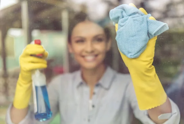 Mulher limpando sua casa — Fotografia de Stock