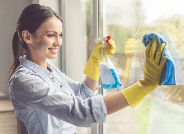 Woman cleaning her house — Stock Photo, Image