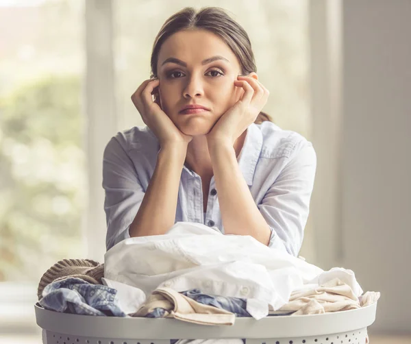 Mujer lavando ropa — Foto de Stock