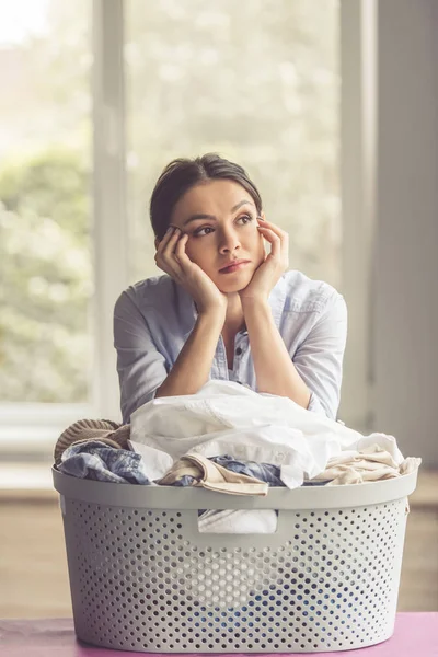 Mujer lavando ropa — Foto de Stock