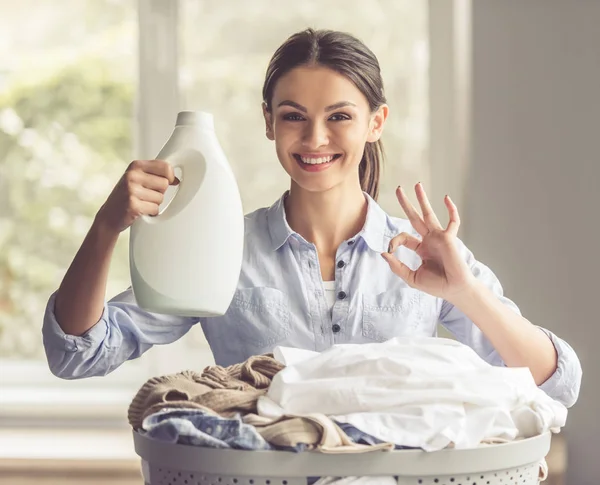 Kvinna tvätt kläder — Stockfoto