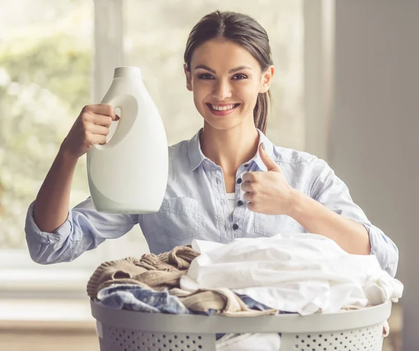 Женщина стирает одежду — стоковое фото