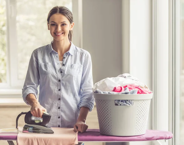 Woman ironing clothes — Stock Photo, Image