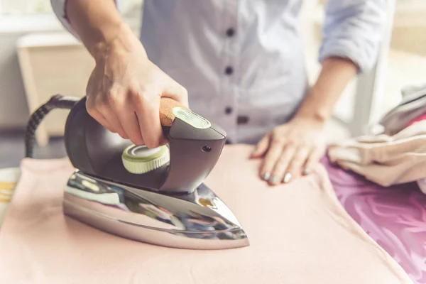 Ropa de planchar mujer — Foto de Stock