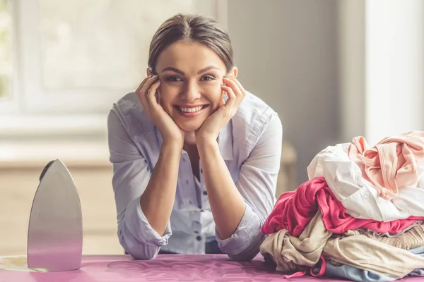 Woman ironing clothes — Stock Photo, Image