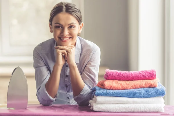 Woman ironing clothes — Stock Photo, Image