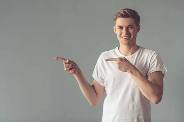 Schöner junger Mann — Stockfoto