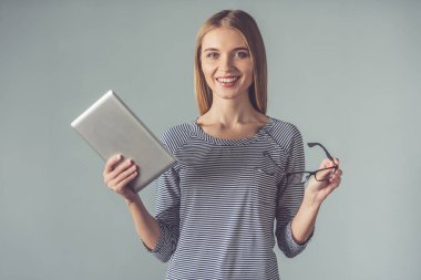 Güzel genç kadın ile becerikli alet