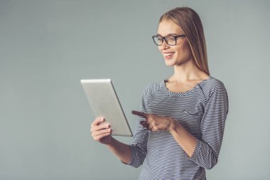 Güzel genç kadın ile becerikli alet