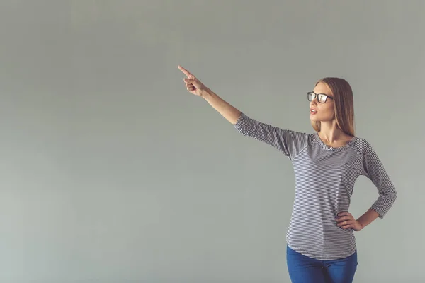 Schöne junge Frau — Stockfoto