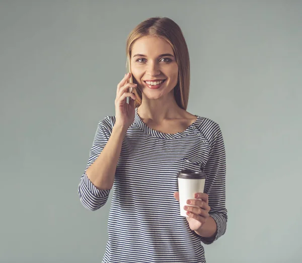 Schöne junge Frau mit Gadget — Stockfoto