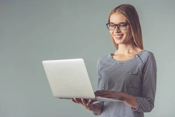 Bella giovane donna con gadget — Foto Stock