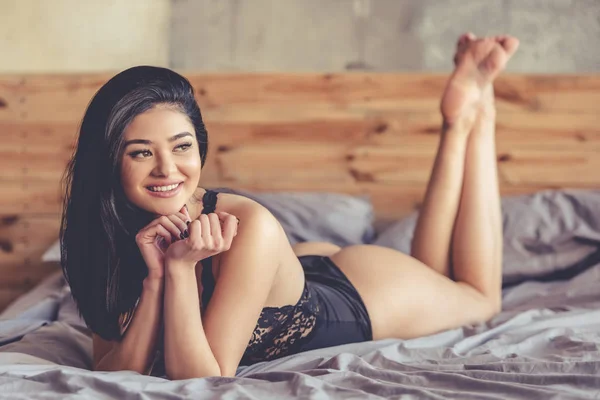 Sexy Frau im Schlafzimmer — Stockfoto