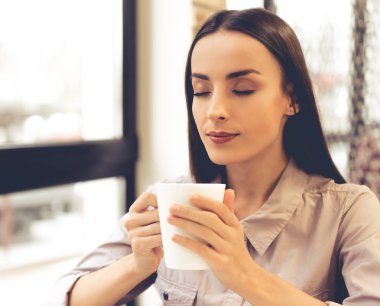 Genç iş kadını çalışıyor.