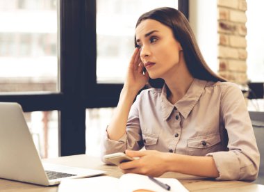 Genç iş kadını çalışıyor.