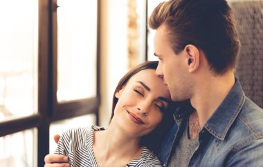 Kafedeki genç çift.