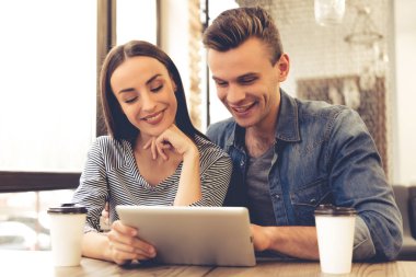 Kafedeki genç çift.