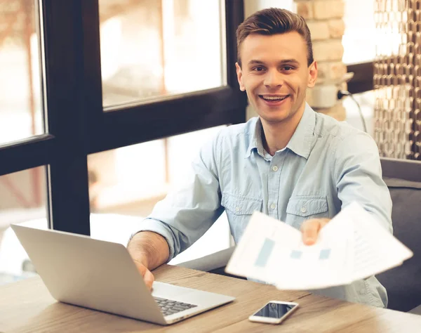 Jungunternehmer arbeitet — Stockfoto