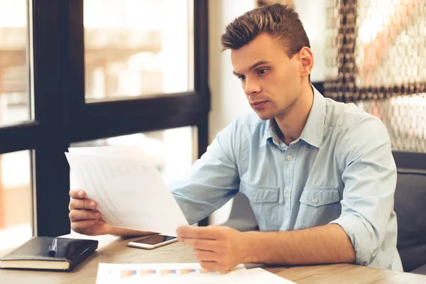 Jonge zakenman werken — Stockfoto