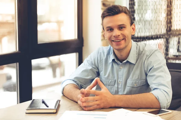 Jungunternehmer arbeitet — Stockfoto