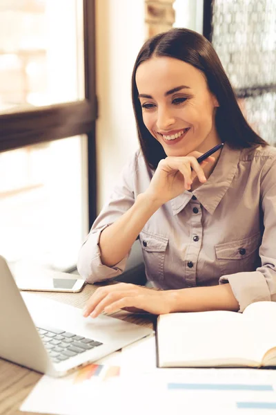 Young business woman working — Stock Photo, Image