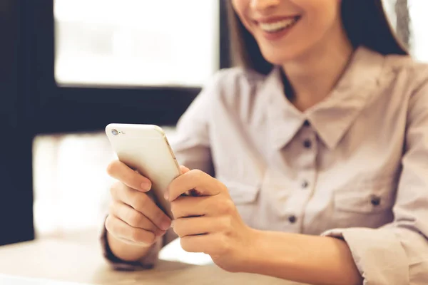 Joven mujer de negocios trabajando — Foto de Stock