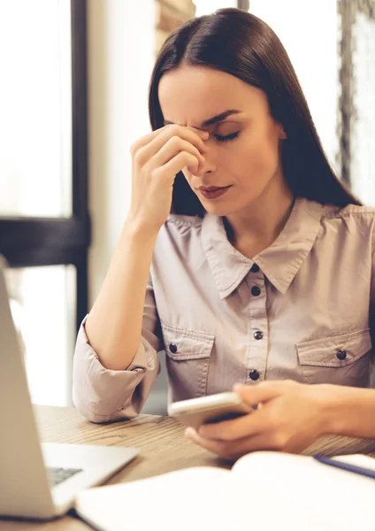 Joven mujer de negocios trabajando — Foto de Stock