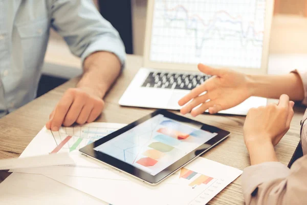 Pareja de negocios trabajando — Foto de Stock