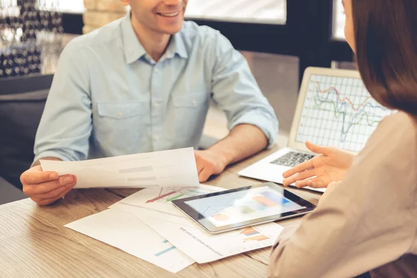 Geschäftspaar arbeitet — Stockfoto