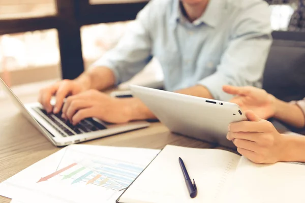 Pareja de negocios trabajando — Foto de Stock