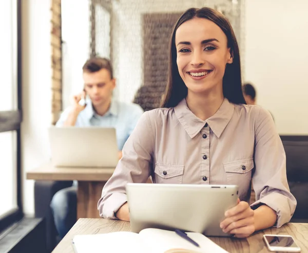 Geschäftspaar arbeitet — Stockfoto