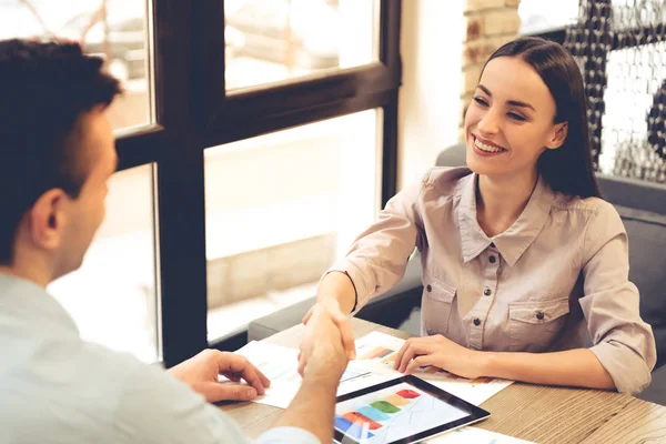 Pareja de negocios trabajando — Foto de Stock