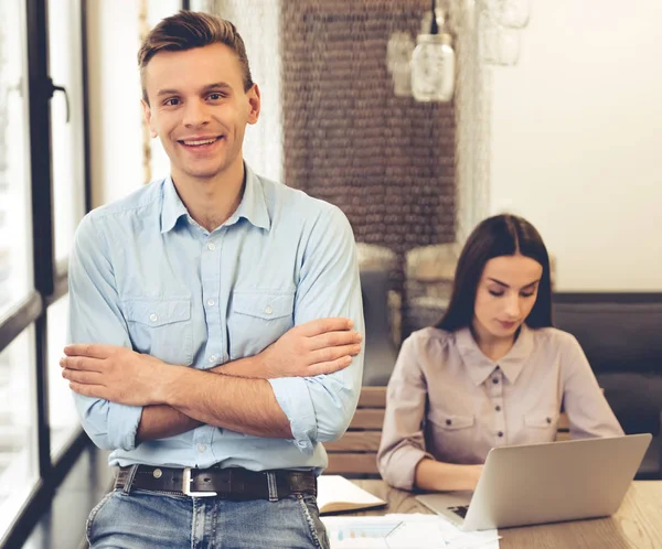 Geschäftspaar arbeitet — Stockfoto