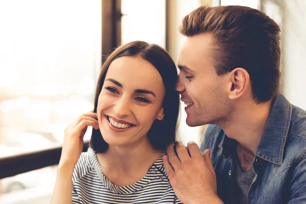 Pareja joven en la cafetería — Foto de Stock