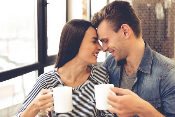 Pareja joven en la cafetería — Foto de Stock