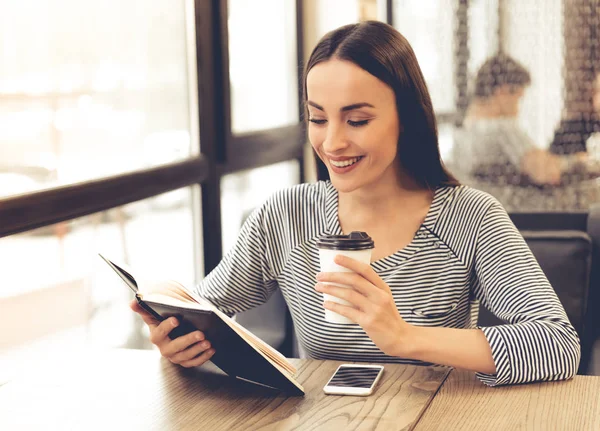 Jonge vrouw in café — Stockfoto