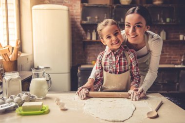Anne ve kızı pişirme