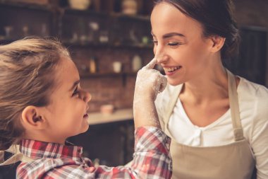 Anne ve kızı pişirme