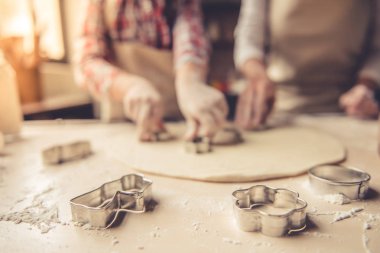 Anne ve kızı pişirme