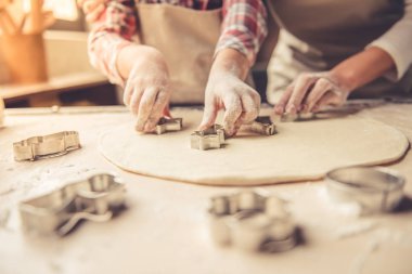 Anne ve kızı pişirme