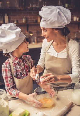 Anne ve kızı pişirme