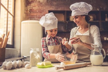 Anne ve kızı pişirme