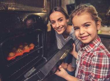 Anne ve kızı pişirme